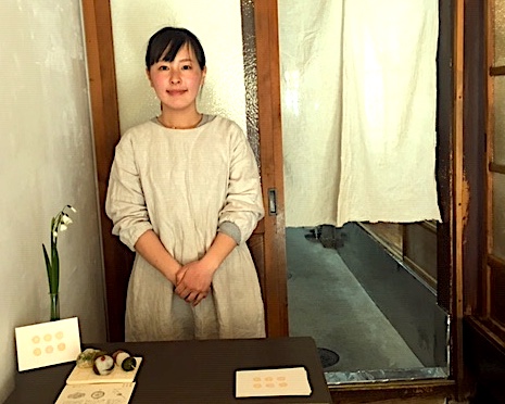 ※京都・紫竹にオープンしたお店「 おやつaoi 」店内にて撮影。世界文庫からも近くなんですよ。