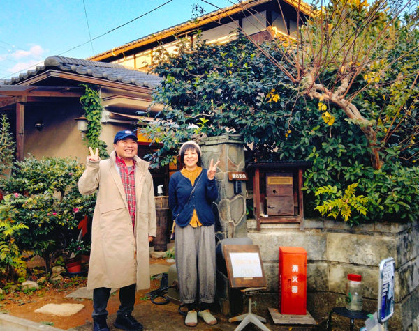 ※京都の左京区にある「 はまぐち商店 」の前で、セカアカ校長の古賀鈴鳴さんと。