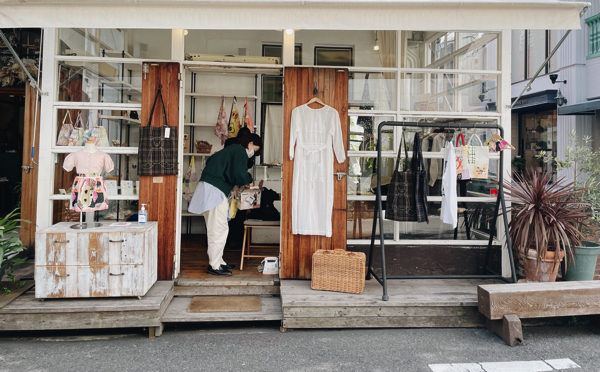 ※神戸の「 モダナークギャラリー 」での。セカアカのクラスメイト３人とのユニット「 maison de machico 」の展示・販売のイヴェントのようすです。私は、洋服、子ども服を作って、販売。