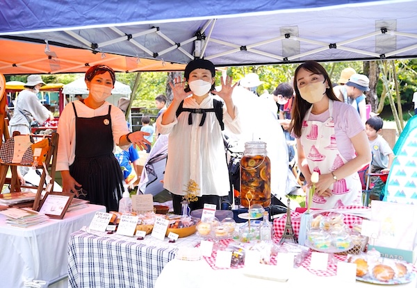 ※活動の原点となった京都のマルシェイヴェント「 あそばな秋まへん 」のセカアカブースにて。この日、リアルに会うのは初めてだったクラスメイトがほとんどでした。ドキドキしながらも、クラスを超えて仲間たちと共に心強かった初出店、当時生後6カ月だった娘をおんぶしています。