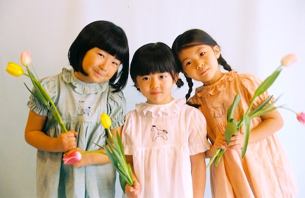 ※私のやっているブランド「 KiHi ( キヒ ) 」のコンセプトは、思い出をかさねる服。1サイズで3年着られる設計のこども服をメインに展開しています。生地は、愛知・知多木綿の工場に眠る生地をアップサイクル。カラーは草木染めで染めています。