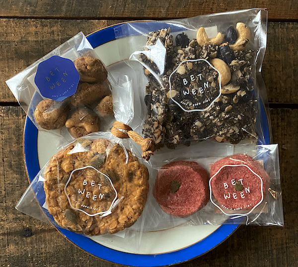 ※家族の協力を得て、月に一度、間借りのお店でカレーランチ営業もしています。クラスメイトの「 circle of closet 」の新井麻紀さんが主催のイヴェントに声をかけてくださって、たくさんのご来場者さんにお召し上がりいただけたことは、かけがえのない大切な経験となりました。