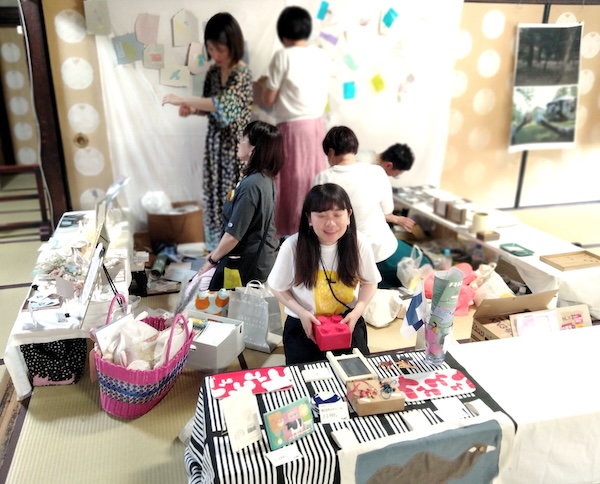 ※セカアカの卒業記念に、クラスで京都のお寺を借りて行なったマルシェの様子。私は。手織りでのアートピースやプロダクト作品を販売。